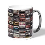 كوب قهوة بمقبض فضي بتصميم كاسيت موسيقي