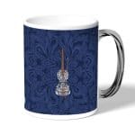 كوب قهوة بمقبض فضي بتصميم كمان مزخرف