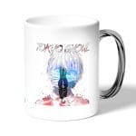 كوب قهوة بمقبض فضي بتصميم وحش بداخلي طوكيو الغول