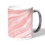 كوب قهوة بمقبض فضي بتصميم وردي