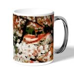 كوب قهوة بمقبض فضي بتصميم ورود