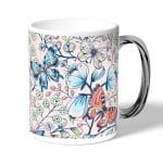 كوب قهوة بمقبض فضي بتصميم ورود وفراشات