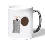 كوب قهوة بمقبض فضي بتصميم وقت القهوة