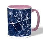 كوب قهوة بمقبض وردي بتصميم أزرق وأبيض