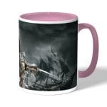 كوب قهوة بمقبض وردي بتصميم أساسنز كريد