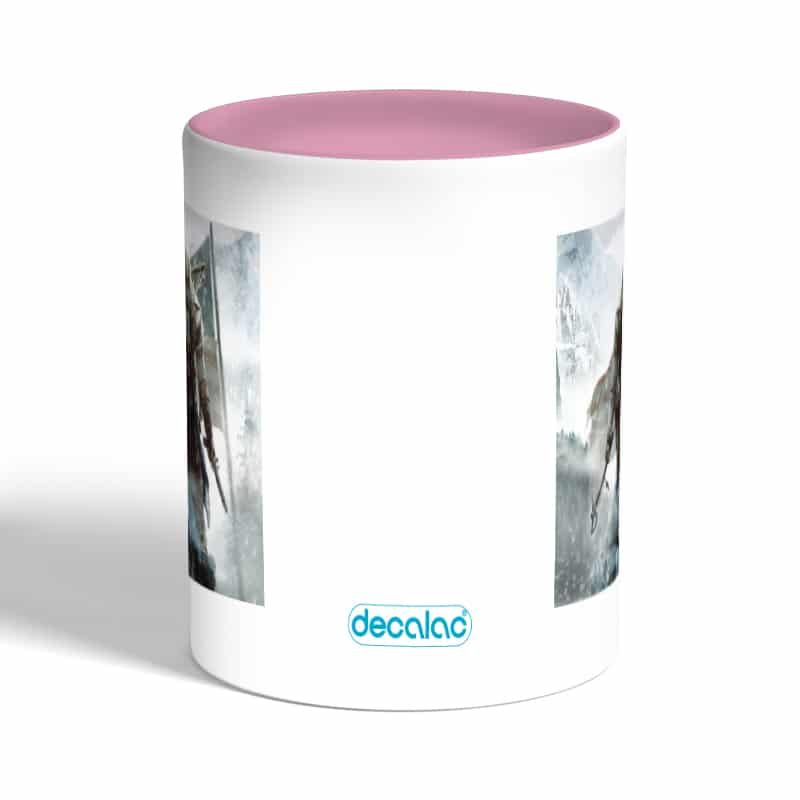 كوب-قهوة-بمقبض-وردي-بتصميم-أساسنز-كريد-الثورة-الأمريكية-1