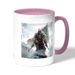 كوب قهوة بمقبض وردي بتصميم أساسنز كريد الثورة الأمريكية