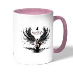 كوب قهوة بمقبض وردي بتصميم أساسنز كريد الجناح الأسود