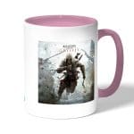 كوب قهوة بمقبض وردي بتصميم أساسنز كريد وسط الحرب