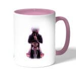 كوب قهوة بمقبض وردي بتصميم أسرار مخيفه طوكيو الغول