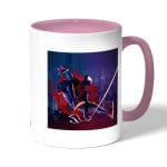 كوب قهوة بمقبض وردي بتصميم إنتو ذا سبايدر فيرس