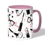 كوب قهوة بمقبض وردي بتصميم ادوات المكياج والموضة