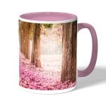 كوب قهوة بمقبض وردي بتصميم اشجار الساكورا