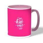 كوب قهوة بمقبض وردي بتصميم اعطني قبلة