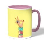 كوب قهوة بمقبض وردي بتصميم اكسسوارات يد امرأة