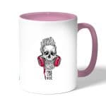 كوب قهوة بمقبض وردي بتصميم الأستماع الى الموسيقى