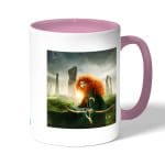 كوب قهوة بمقبض وردي بتصميم الأميرة صاحبة القوس والسهم