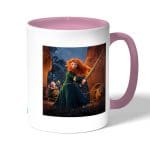 كوب قهوة بمقبض وردي بتصميم الاميره ميريدا تنقذ امها