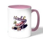 كوب قهوة بمقبض وردي بتصميم التمساح والصوص