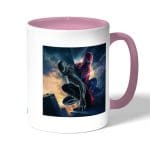 كوب قهوة بمقبض وردي بتصميم الشر يسيطرعلى سبايدر مان