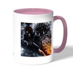 كوب قهوة بمقبض وردي بتصميم القناص  باتلفيلد 1