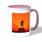 كوب قهوة بمقبض وردي بتصميم المحارب فورت نايت