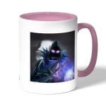 كوب قهوة بمقبض وردي بتصميم المخيف رافين فورتنايت