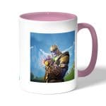 كوب قهوة بمقبض وردي بتصميم ثانوس فورتنايت