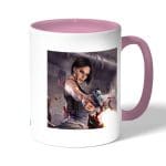 كوب قهوة بمقبض وردي بتصميم جيل فالنتاين اطلاق النار رزدنت ايفل 3