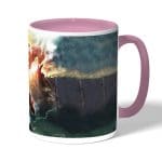 كوب قهوة بمقبض وردي بتصميم حرب عملاقان هجوم العمالقة