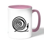 كوب قهوة بمقبض وردي بتصميم حلزون