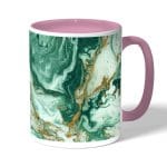 كوب قهوة بمقبض وردي بتصميم ذهبي وأخضر