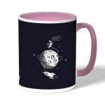 كوب قهوة بمقبض وردي بتصميم رائد فضاء