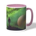 كوب قهوة بمقبض وردي بتصميم رحله الى الفضاء