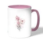 كوب قهوة بمقبض وردي بتصميم رسمه ورده