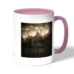 كوب قهوة بمقبض وردي بتصميم ريزدنت إيفل 2