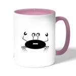 كوب قهوة بمقبض وردي بتصميم سلطعون خائف