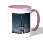 كوب قهوة بمقبض وردي بتصميم سيف فضي أفعواني من ذا ويتشر 3 وايلد هانت