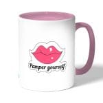 كوب قهوة بمقبض وردي بتصميم شفاه جذابه