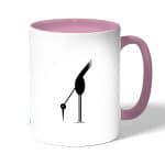 كوب قهوة بمقبض وردي بتصميم طائر أسود