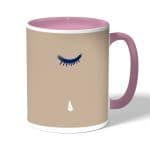 كوب قهوة بمقبض وردي بتصميم عيون تبكي