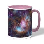 كوب قهوة بمقبض وردي بتصميم فضاء بنفسجي
