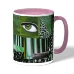 كوب قهوة بمقبض وردي بتصميم فن تجريدي