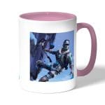 كوب قهوة بمقبض وردي بتصميم فورت نايت تسلق جبل جليدي