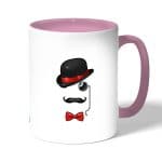 كوب قهوة بمقبض وردي بتصميم قبعة وشوارب