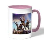 كوب قهوة بمقبض وردي بتصميم قتال الزومبي فورت نايت