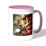 كوب قهوة بمقبض وردي بتصميم قتال مع عملاق هجوم العمالقة