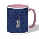 كوب قهوة بمقبض وردي بتصميم كمان مزخرف