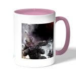 كوب قهوة بمقبض وردي بتصميم كول أوف ديوتي بداية الحرب