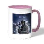 كوب قهوة بمقبض وردي بتصميم كول أوف ديوتي تعاون جماعي